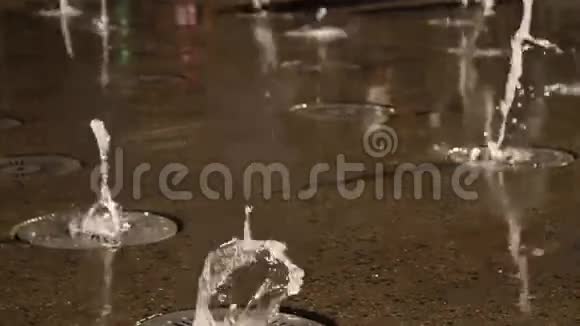 带喷射的地板喷泉的缓慢运动视频的预览图