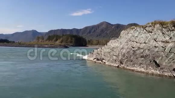 山河全景绿松石水夏秋时节视频的预览图