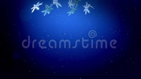 装饰的3d雪花在空气中缓慢地漂浮并在蓝色背景上发光作为圣诞动画使用新年视频的预览图