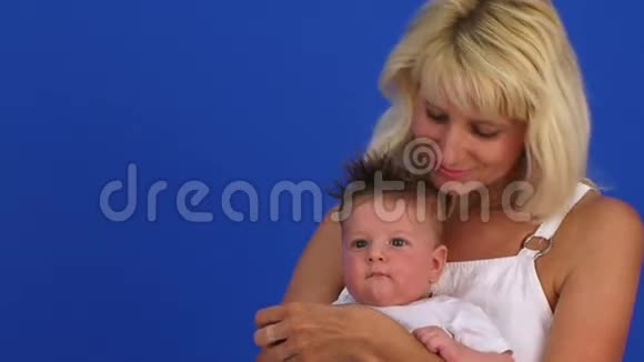 快乐美丽的头发女人抱着她的小男孩视频的预览图
