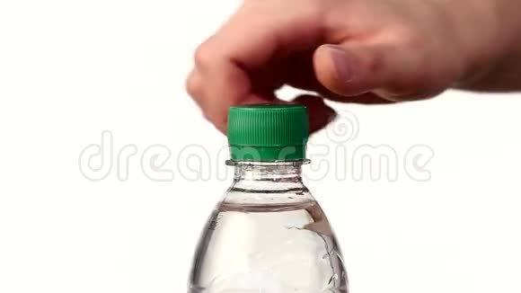 双手打开一瓶绿色的淡水视频的预览图