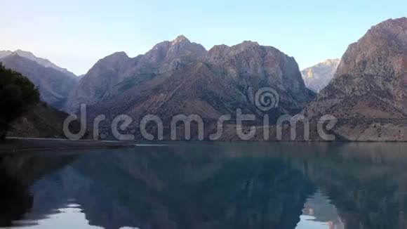 在湖边的山上日出4K视频的预览图