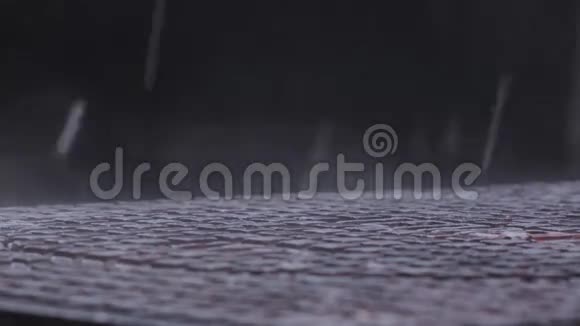 曼孔在雨中在街上抽烟近距离射击视频的预览图