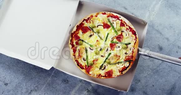带蔬菜配料的烤披萨视频的预览图