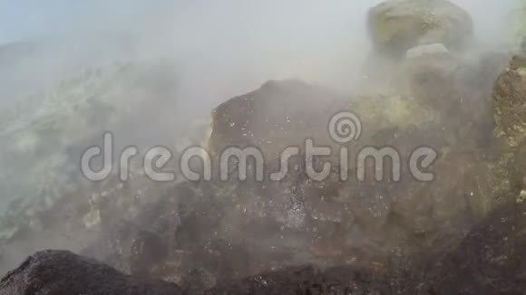 天然地热火山温泉中的沸腾泼水视频的预览图