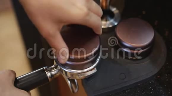 为新鲜咖啡提供冲印特写镜头从头到尾煮咖啡提供新鲜地面咖啡视频的预览图
