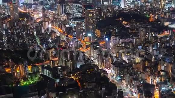 日本东京都市高速公路枢纽道路与城市夜间时间间隔视频的预览图