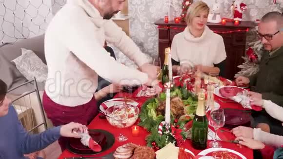欢乐的大家庭在餐桌上庆祝圣诞节视频的预览图