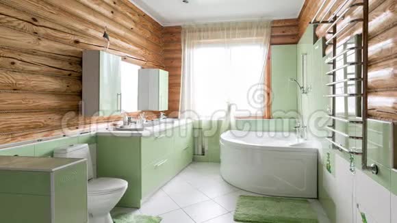 浴室在一个乡村木屋里在山里有一个美丽的内部松木屋视频的预览图