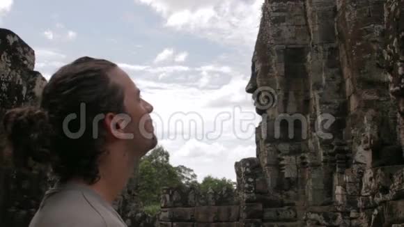柬埔寨吴哥巴永寺白种人旅游视频的预览图