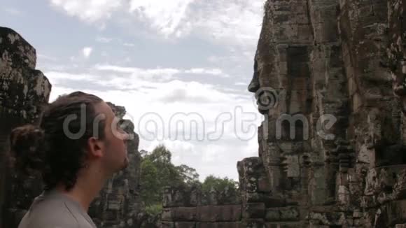 柬埔寨吴哥巴永寺白种人旅游视频的预览图