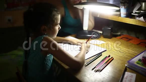 青少年晚上做家庭作业视频的预览图