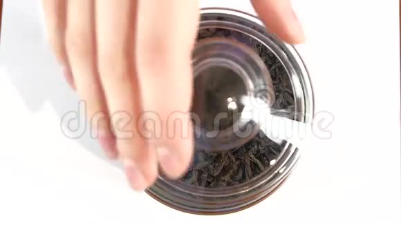 打开玻璃罐茶慢动作在白色视频的预览图
