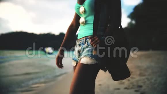 电影片段皮肤晒黑的无忧无虑的女孩在热带天堂海滩享受暑假视频的预览图