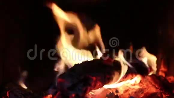 在黑暗背景的烤箱内燃烧视频的预览图