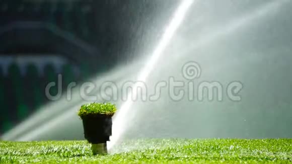 足球或足球场灌溉系统的自动浇草视频的预览图