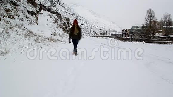 冬雪中行走的少女视频的预览图