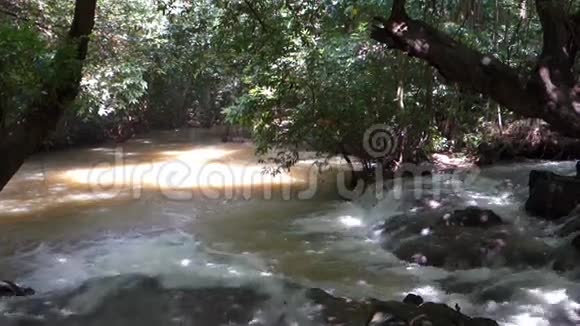 关上门位于克拉比省的大瀑布比博克霍拉尼国家公园著名的泰国旅游地标视频的预览图