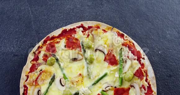 带蔬菜配料的烤披萨视频的预览图