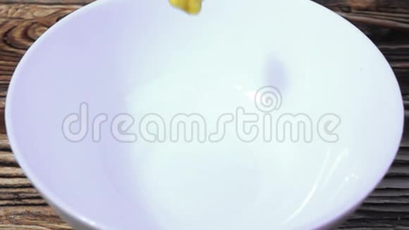 玉米早餐麦片倒在碗里慢动作视频的预览图