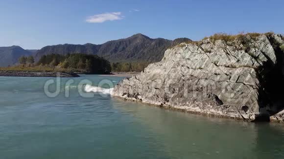 山河全景绿松石水夏秋时节视频的预览图