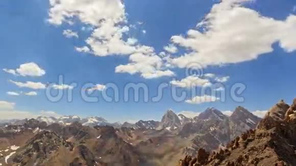 高山全景时间流逝帕米尔塔吉视频的预览图