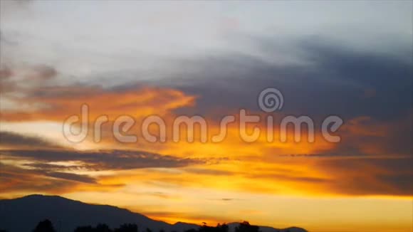 带山景的彩色黄昏天空快速视频视频的预览图