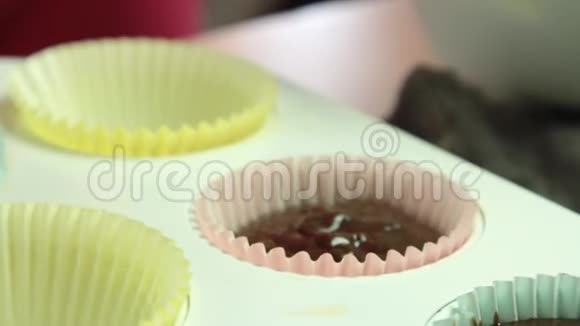 女人家里做纸杯蛋糕视频的预览图