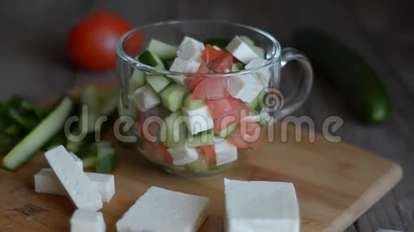 沙拉配蔬菜和奶酪配料视频的预览图