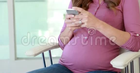 孕妇发短信视频的预览图
