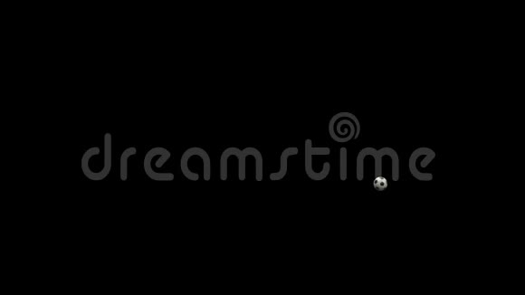 一个经典的黑白足球正在黑色背景上慢慢地飞向相机视频的预览图