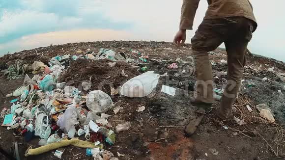 无家可归的人在垃圾填埋场倾倒无家可归的人在垃圾中寻找食物社会观念问题视频的预览图