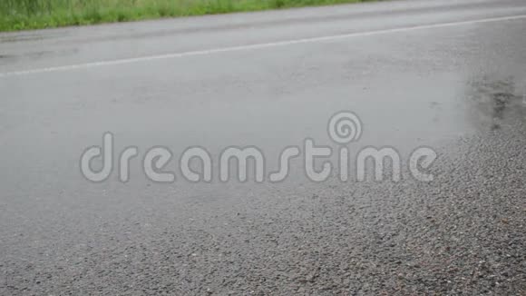 沥青路和强雨大雨水滴视频的预览图