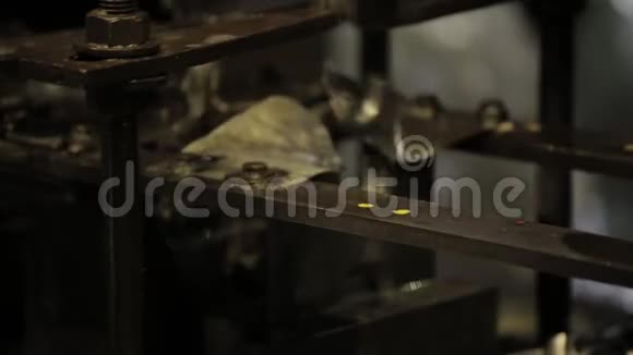 弯曲金属金属片由机器弯曲金属餐具制造杯子手柄视频的预览图