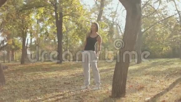 秋天在公园健身的漂亮女孩视频的预览图
