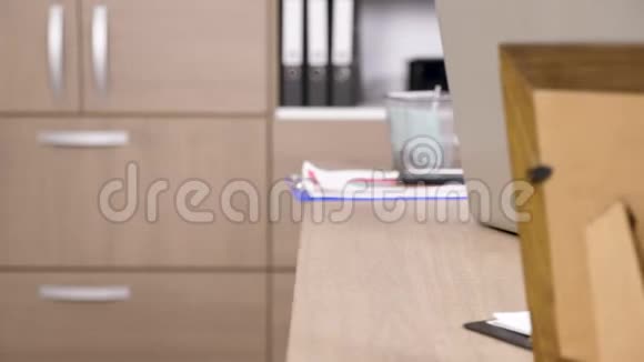 关闭商人手在笔记本电脑键盘上打字视频的预览图
