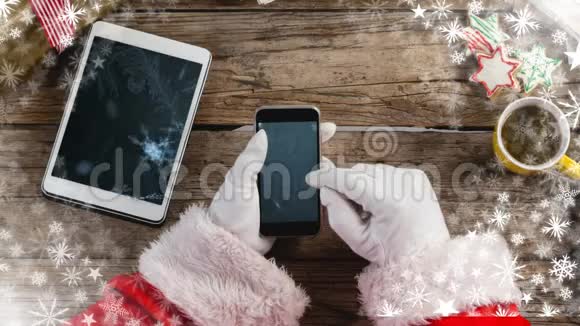 圣诞老人用手机和雪花片视频的预览图