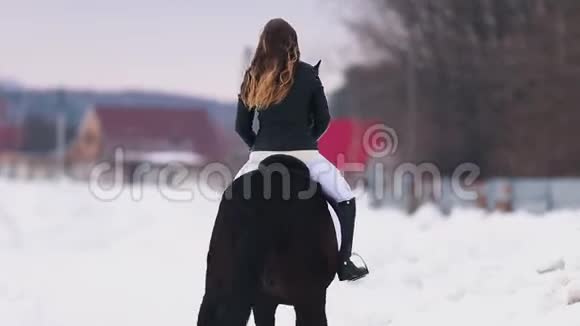 一个年轻的女人在一个村庄骑马视频的预览图
