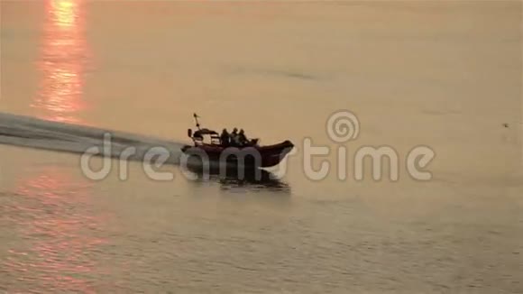 高速救援船经过日落视频的预览图