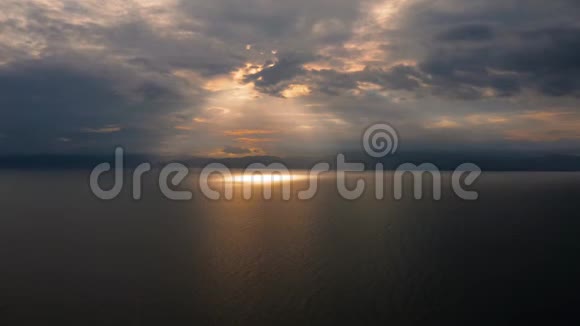 日落于海面菲律宾Moalboal视频的预览图