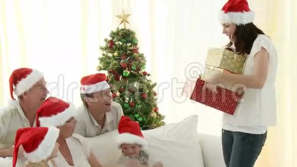 祖父母和孙子孙女享受圣诞节视频的预览图