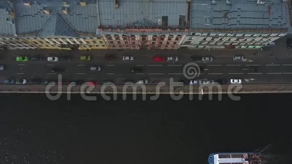 镇的建筑海峡渡轮汽车视频的预览图