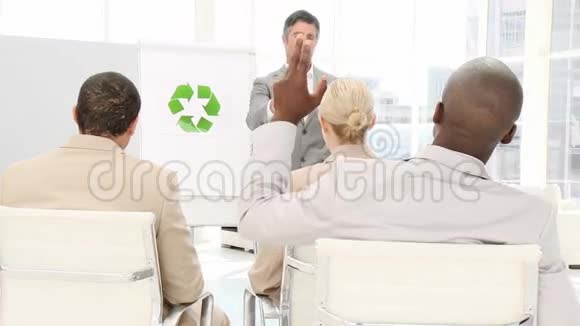 自信的商人提出回收的概念视频的预览图