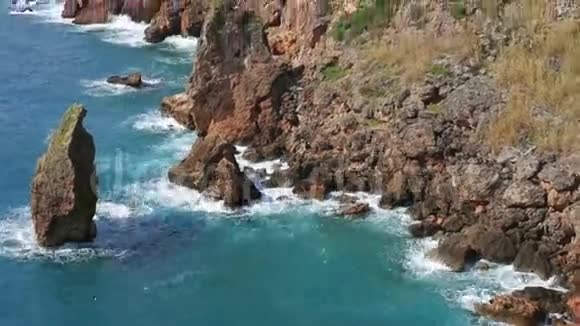 美丽的海上悬崖从一个高度在夏季阳光明媚的日子景站在山上视频的预览图