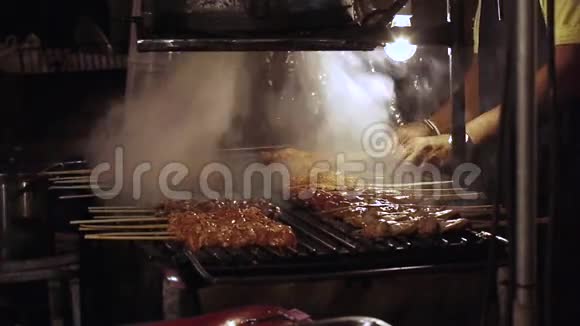 亚洲之夜集市烹饪煎饼和披萨视频的预览图