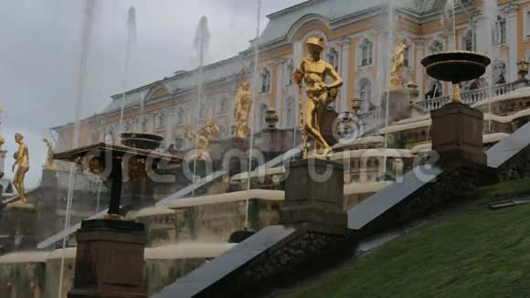 圣彼得堡俄罗斯2016年9月15日大瀑布喷泉和大宫视频的预览图