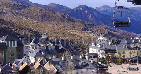 内华达山脉日光西班牙滑雪胜地小镇滑雪缆车4k视频的预览图