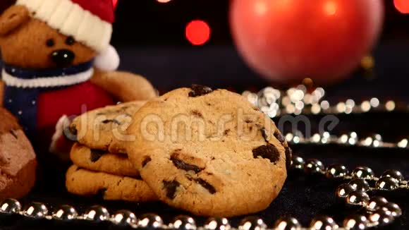 圣诞树带装饰的饼干松果视频的预览图