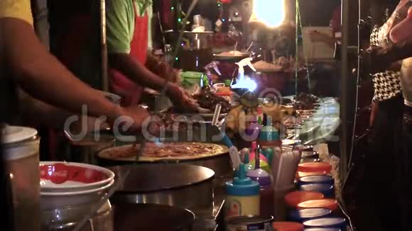 亚洲之夜集市烹饪煎饼和披萨视频的预览图
