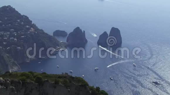 用平底船和船只拍摄卡普里岛的空中景色视频的预览图